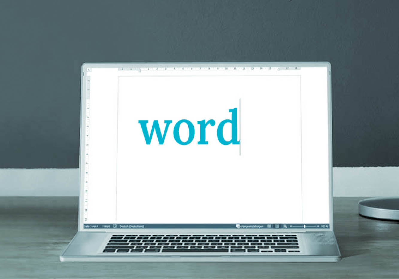 Laptop mit geöffnetem Word-Dokument